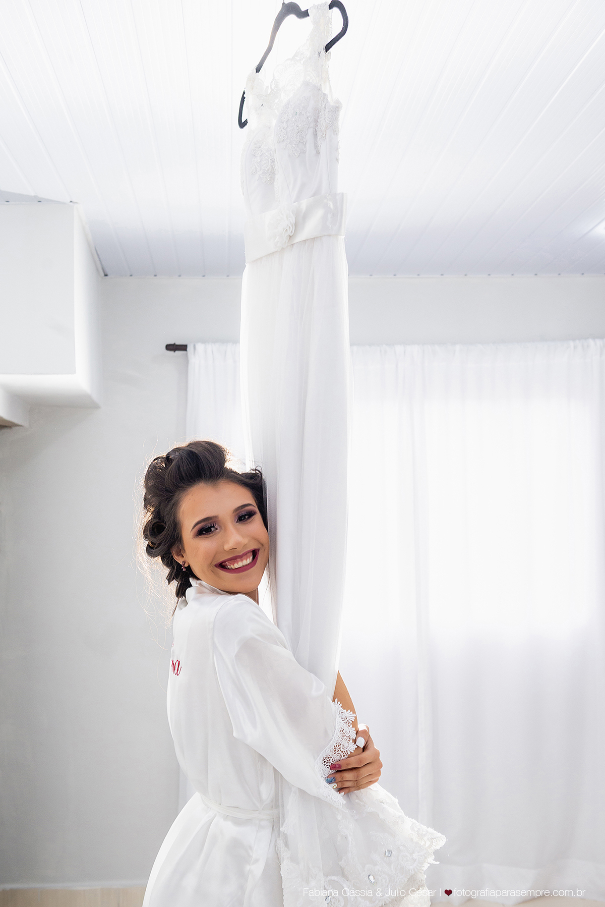 brinco da noiva,  madrinha de rosa claro, vestido madrinha rosé, vestido madrinha rosa claro, casamento na igreja, essencial studio, Dia da Noiva na Larissa, igreja adorai, casamento na igreja adorai, comunidade evangelica adorai, buque artificial, noivo 