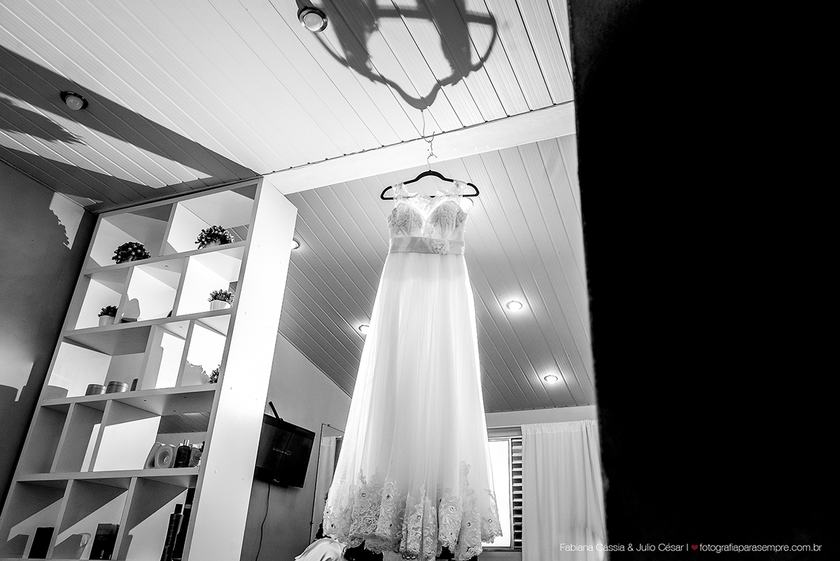 brinco da noiva,  madrinha de rosa claro, vestido madrinha rosé, vestido madrinha rosa claro, casamento na igreja, essencial studio, Dia da Noiva na Larissa, igreja adorai, casamento na igreja adorai, comunidade evangelica adorai, buque artificial, noivo 