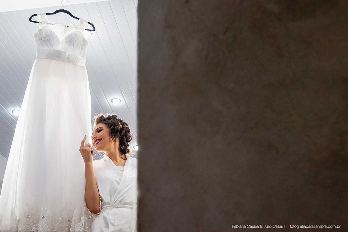 brinco da noiva,  madrinha de rosa claro, vestido madrinha rosé, vestido madrinha rosa claro, casamento na igreja, essencial studio, Dia da Noiva na Larissa, igreja adorai, casamento na igreja adorai, comunidade evangelica adorai, buque artificial, noivo 