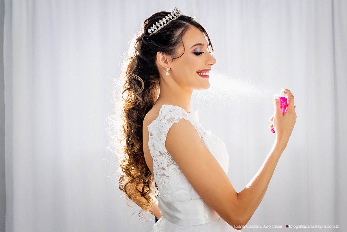 brinco da noiva,  madrinha de rosa claro, vestido madrinha rosé, vestido madrinha rosa claro, casamento na igreja, essencial studio, Dia da Noiva na Larissa, igreja adorai, casamento na igreja adorai, comunidade evangelica adorai, buque artificial, noivo 