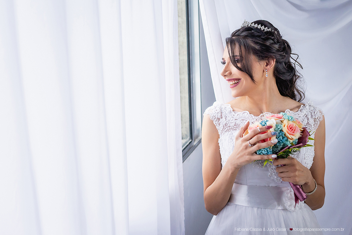 brinco da noiva,  madrinha de rosa claro, vestido madrinha rosé, vestido madrinha rosa claro, casamento na igreja, essencial studio, Dia da Noiva na Larissa, igreja adorai, casamento na igreja adorai, comunidade evangelica adorai, buque artificial, noivo 