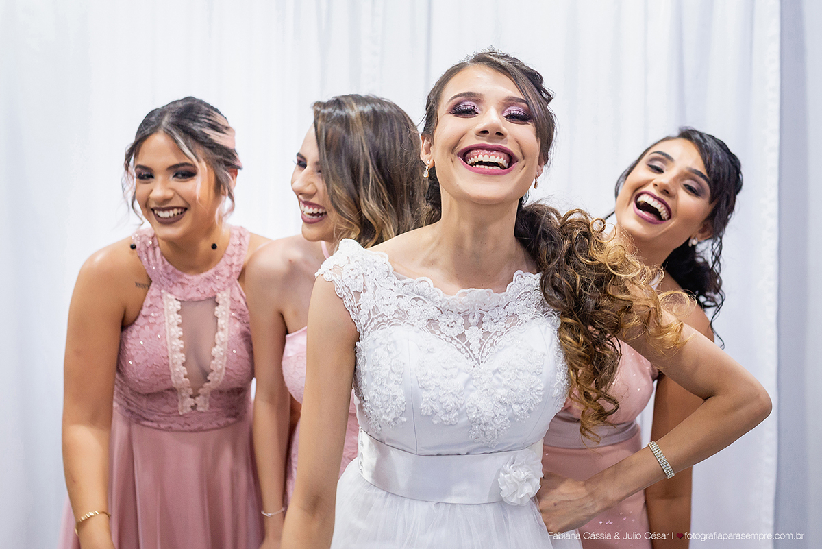 brinco da noiva,  madrinha de rosa claro, vestido madrinha rosé, vestido madrinha rosa claro, casamento na igreja, essencial studio, Dia da Noiva na Larissa, igreja adorai, casamento na igreja adorai, comunidade evangelica adorai, buque artificial, noivo 