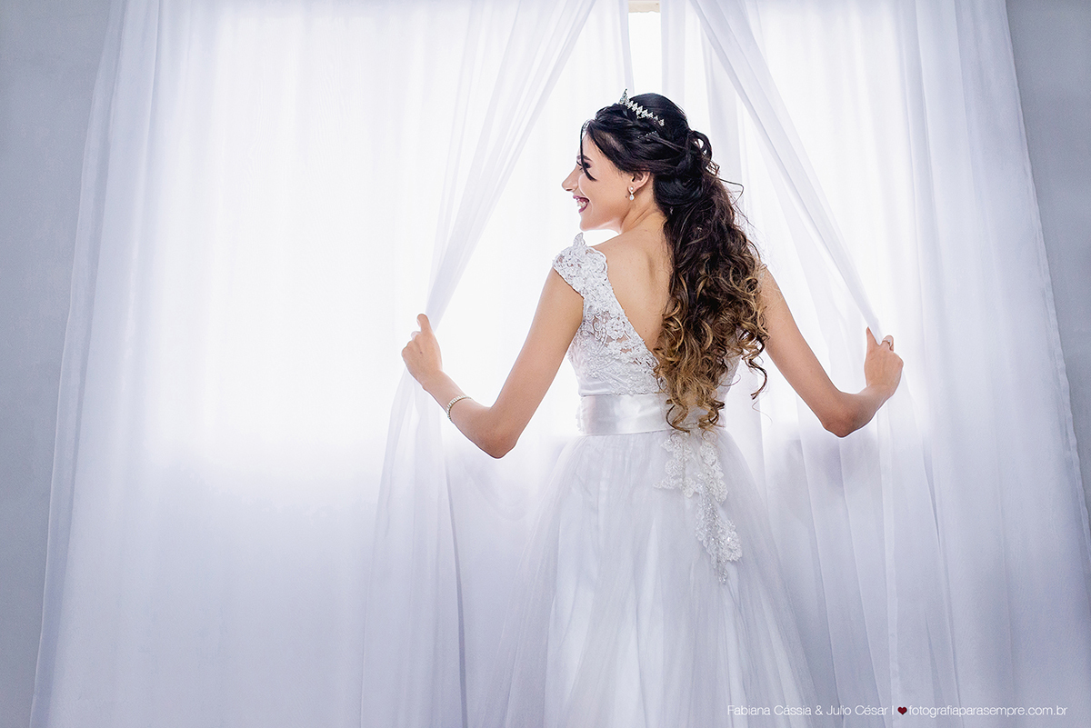 brinco da noiva,  madrinha de rosa claro, vestido madrinha rosé, vestido madrinha rosa claro, casamento na igreja, essencial studio, Dia da Noiva na Larissa, igreja adorai, casamento na igreja adorai, comunidade evangelica adorai, buque artificial, noivo 