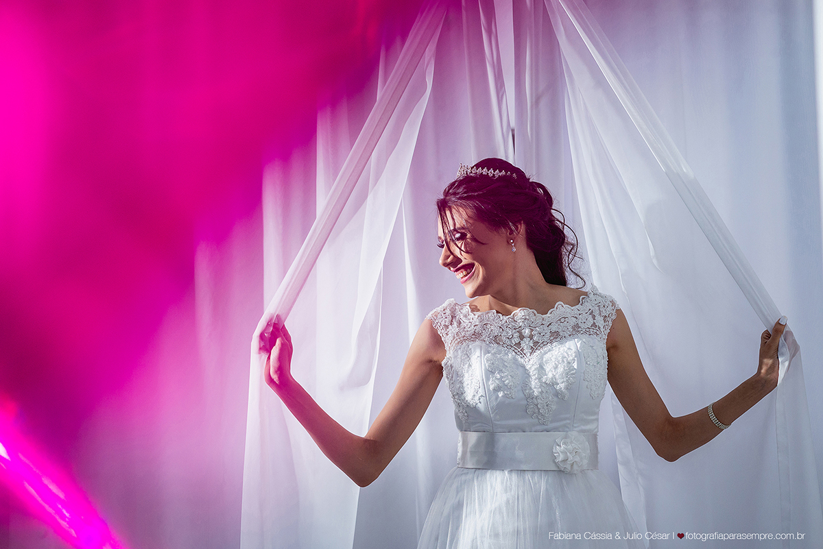 brinco da noiva,  madrinha de rosa claro, vestido madrinha rosé, vestido madrinha rosa claro, casamento na igreja, essencial studio, Dia da Noiva na Larissa, igreja adorai, casamento na igreja adorai, comunidade evangelica adorai, buque artificial, noivo 