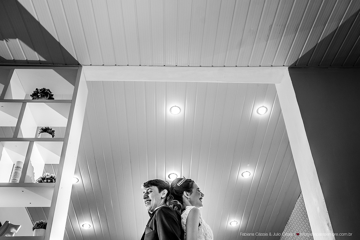 brinco da noiva,  madrinha de rosa claro, vestido madrinha rosé, vestido madrinha rosa claro, casamento na igreja, essencial studio, Dia da Noiva na Larissa, igreja adorai, casamento na igreja adorai, comunidade evangelica adorai, buque artificial, noivo 