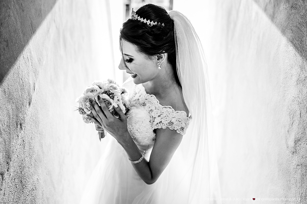 brinco da noiva,  madrinha de rosa claro, vestido madrinha rosé, vestido madrinha rosa claro, casamento na igreja, essencial studio, Dia da Noiva na Larissa, igreja adorai, casamento na igreja adorai, comunidade evangelica adorai, buque artificial, noivo 