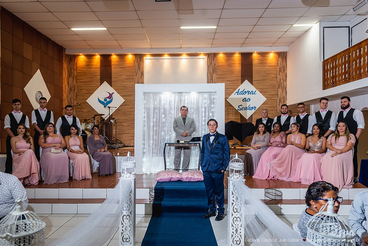 brinco da noiva,  madrinha de rosa claro, vestido madrinha rosé, vestido madrinha rosa claro, casamento na igreja, essencial studio, Dia da Noiva na Larissa, igreja adorai, casamento na igreja adorai, comunidade evangelica adorai, buque artificial, noivo 