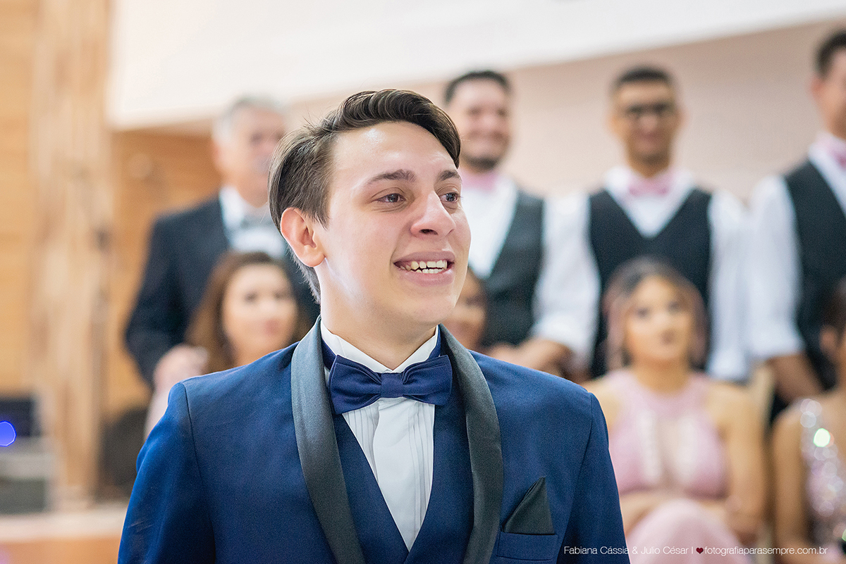 brinco da noiva,  madrinha de rosa claro, vestido madrinha rosé, vestido madrinha rosa claro, casamento na igreja, essencial studio, Dia da Noiva na Larissa, igreja adorai, casamento na igreja adorai, comunidade evangelica adorai, buque artificial, noivo 