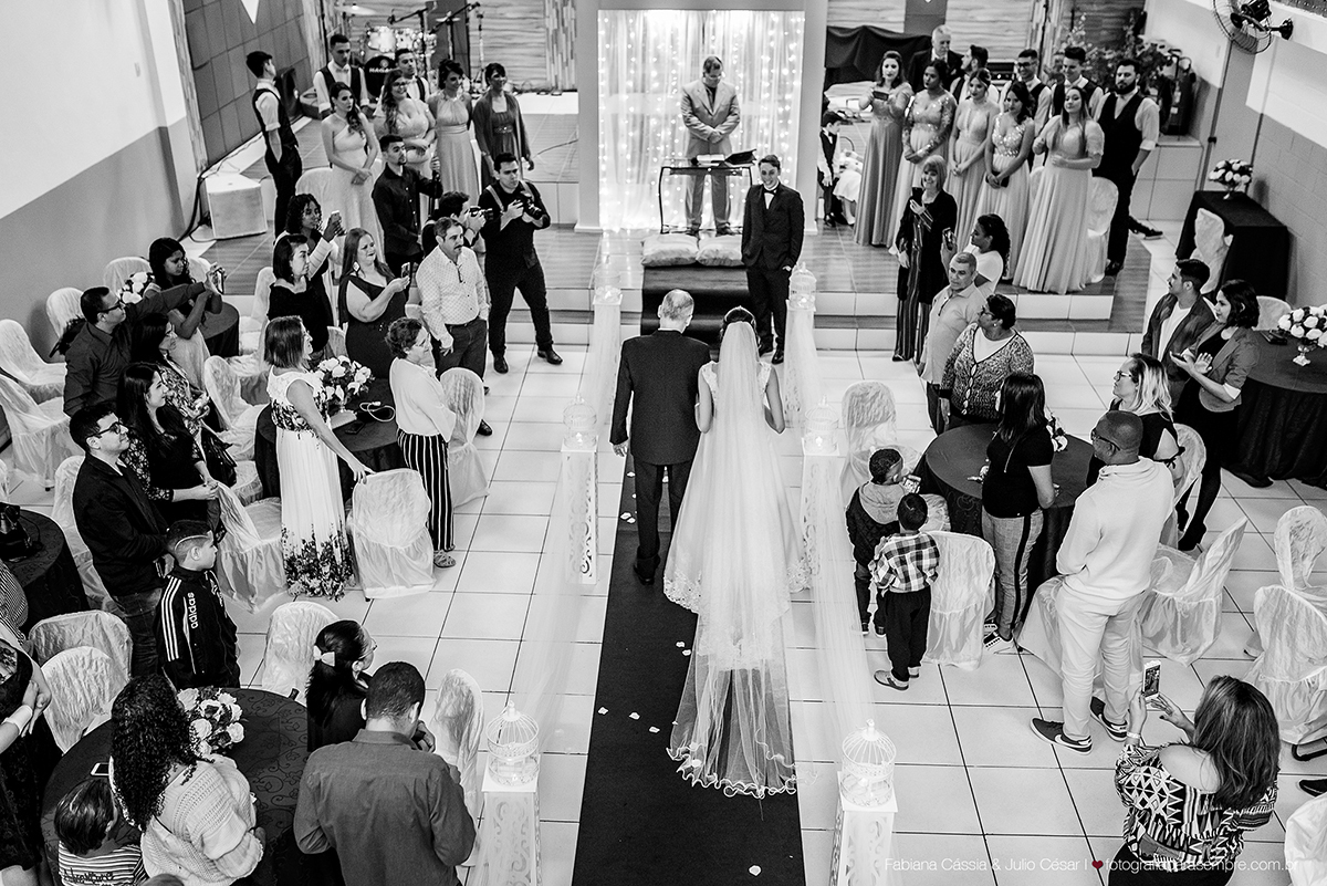 brinco da noiva,  madrinha de rosa claro, vestido madrinha rosé, vestido madrinha rosa claro, casamento na igreja, essencial studio, Dia da Noiva na Larissa, igreja adorai, casamento na igreja adorai, comunidade evangelica adorai, buque artificial, noivo 