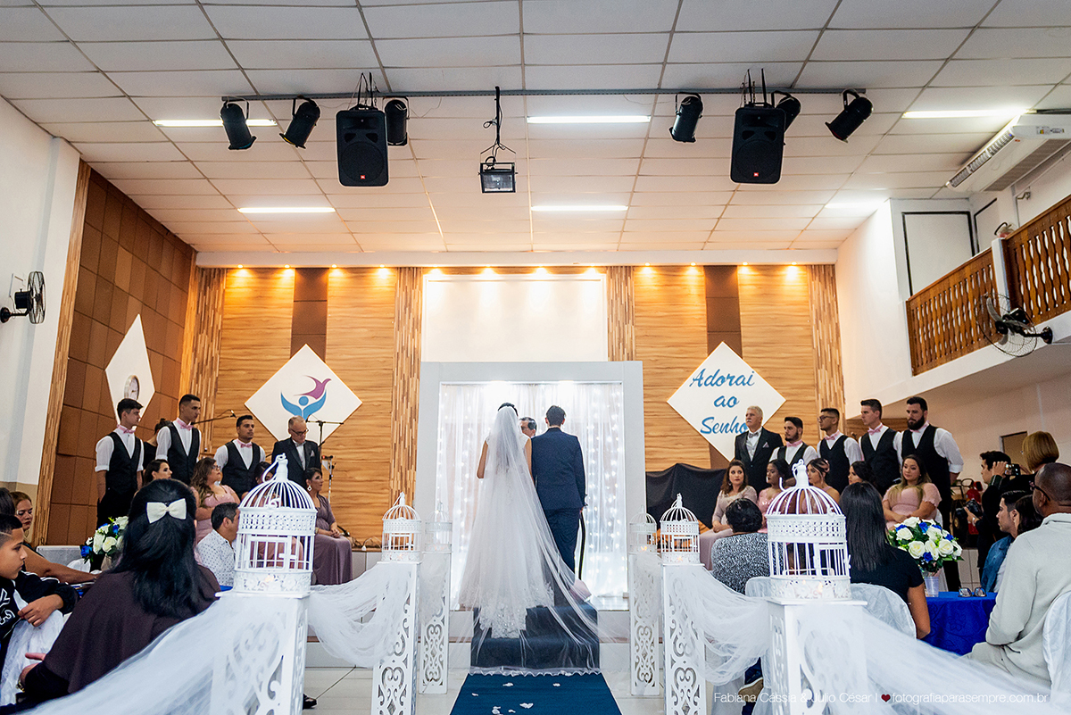 brinco da noiva,  madrinha de rosa claro, vestido madrinha rosé, vestido madrinha rosa claro, casamento na igreja, essencial studio, Dia da Noiva na Larissa, igreja adorai, casamento na igreja adorai, comunidade evangelica adorai, buque artificial, noivo 