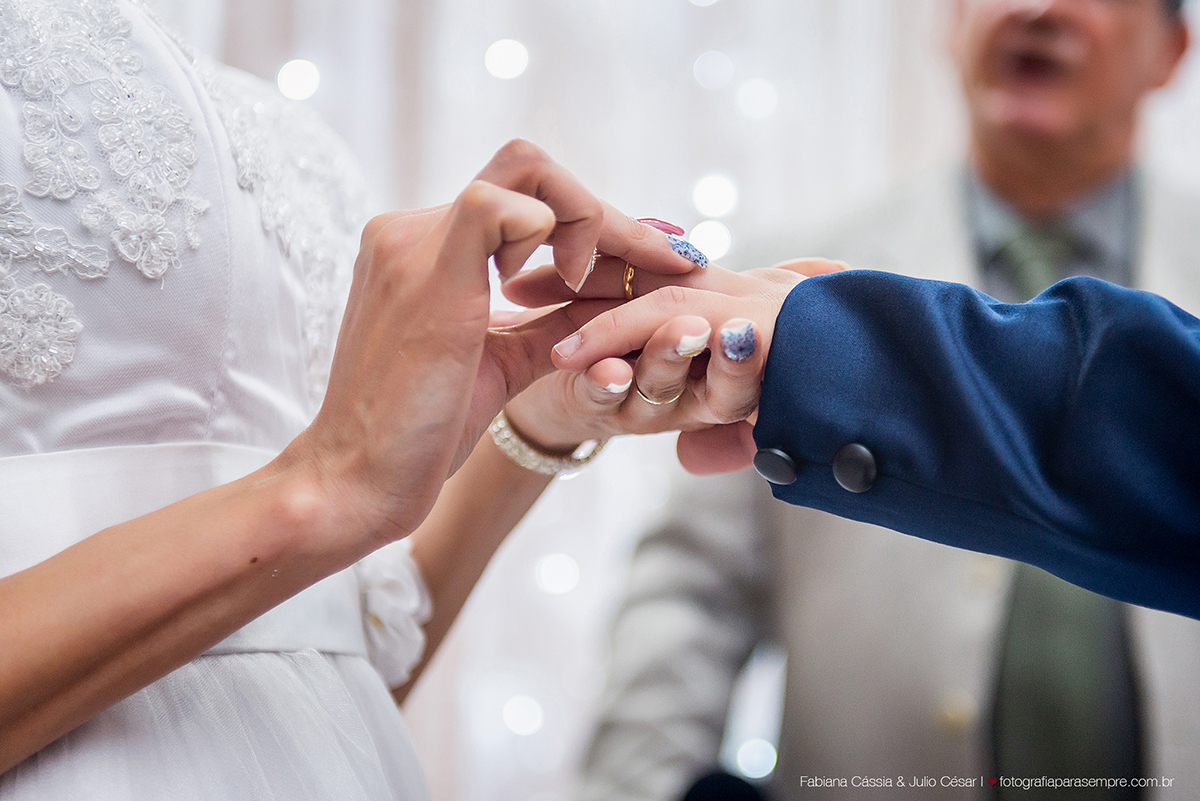 brinco da noiva,  madrinha de rosa claro, vestido madrinha rosé, vestido madrinha rosa claro, casamento na igreja, essencial studio, Dia da Noiva na Larissa, igreja adorai, casamento na igreja adorai, comunidade evangelica adorai, buque artificial, noivo 