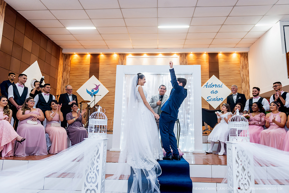 brinco da noiva,  madrinha de rosa claro, vestido madrinha rosé, vestido madrinha rosa claro, casamento na igreja, essencial studio, Dia da Noiva na Larissa, igreja adorai, casamento na igreja adorai, comunidade evangelica adorai, buque artificial, noivo 