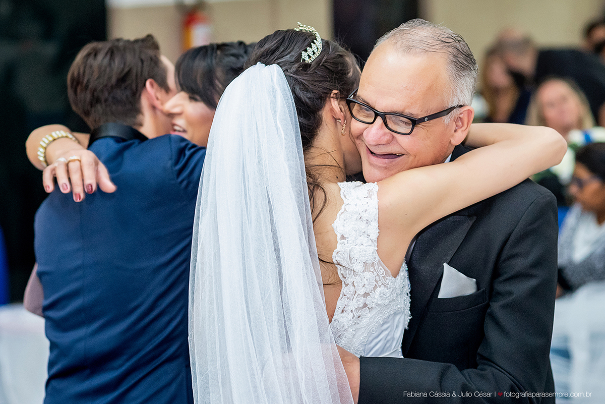 brinco da noiva,  madrinha de rosa claro, vestido madrinha rosé, vestido madrinha rosa claro, casamento na igreja, essencial studio, Dia da Noiva na Larissa, igreja adorai, casamento na igreja adorai, comunidade evangelica adorai, buque artificial, noivo 