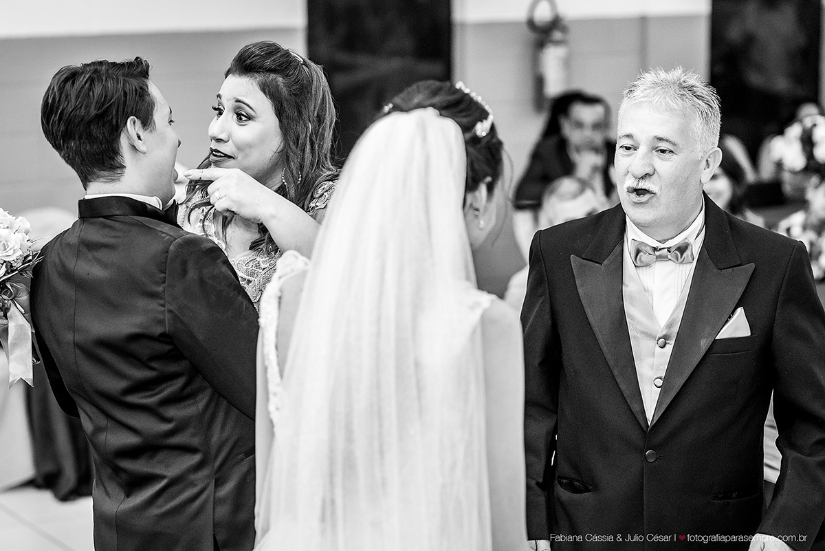 brinco da noiva,  madrinha de rosa claro, vestido madrinha rosé, vestido madrinha rosa claro, casamento na igreja, essencial studio, Dia da Noiva na Larissa, igreja adorai, casamento na igreja adorai, comunidade evangelica adorai, buque artificial, noivo 