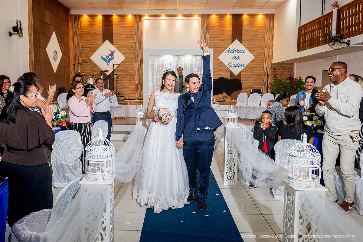 brinco da noiva,  madrinha de rosa claro, vestido madrinha rosé, vestido madrinha rosa claro, casamento na igreja, essencial studio, Dia da Noiva na Larissa, igreja adorai, casamento na igreja adorai, comunidade evangelica adorai, buque artificial, noivo 