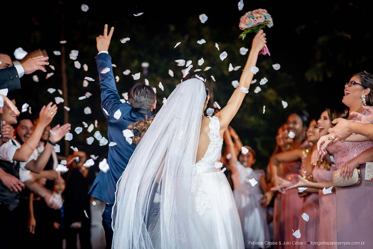 brinco da noiva,  madrinha de rosa claro, vestido madrinha rosé, vestido madrinha rosa claro, casamento na igreja, essencial studio, Dia da Noiva na Larissa, igreja adorai, casamento na igreja adorai, comunidade evangelica adorai, buque artificial, noivo 