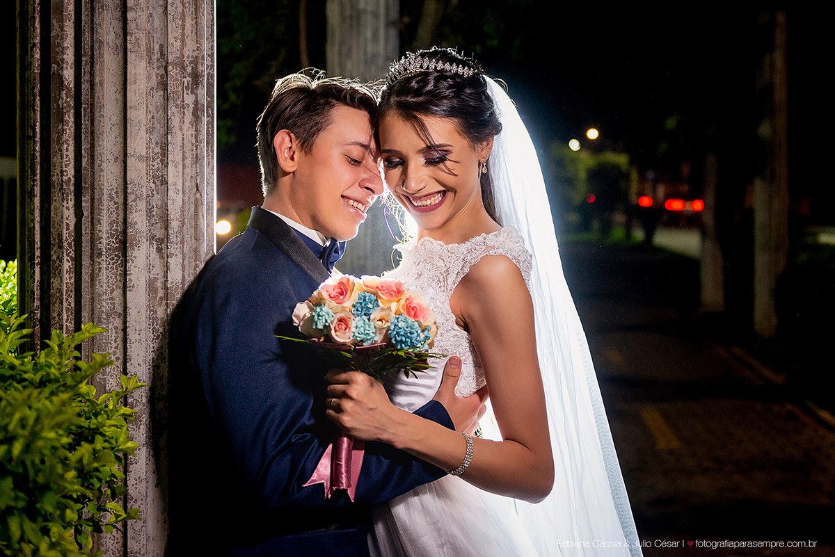 brinco da noiva,  madrinha de rosa claro, vestido madrinha rosé, vestido madrinha rosa claro, casamento na igreja, essencial studio, Dia da Noiva na Larissa, igreja adorai, casamento na igreja adorai, comunidade evangelica adorai, buque artificial, noivo 