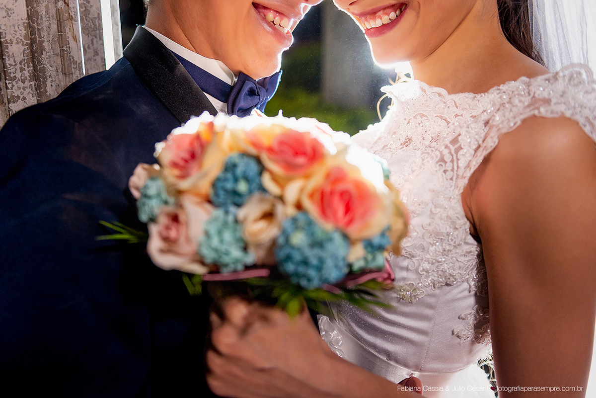 brinco da noiva,  madrinha de rosa claro, vestido madrinha rosé, vestido madrinha rosa claro, casamento na igreja, essencial studio, Dia da Noiva na Larissa, igreja adorai, casamento na igreja adorai, comunidade evangelica adorai, buque artificial, noivo 