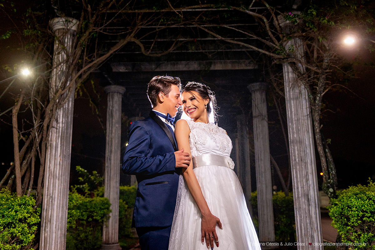 brinco da noiva,  madrinha de rosa claro, vestido madrinha rosé, vestido madrinha rosa claro, casamento na igreja, essencial studio, Dia da Noiva na Larissa, igreja adorai, casamento na igreja adorai, comunidade evangelica adorai, buque artificial, noivo 
