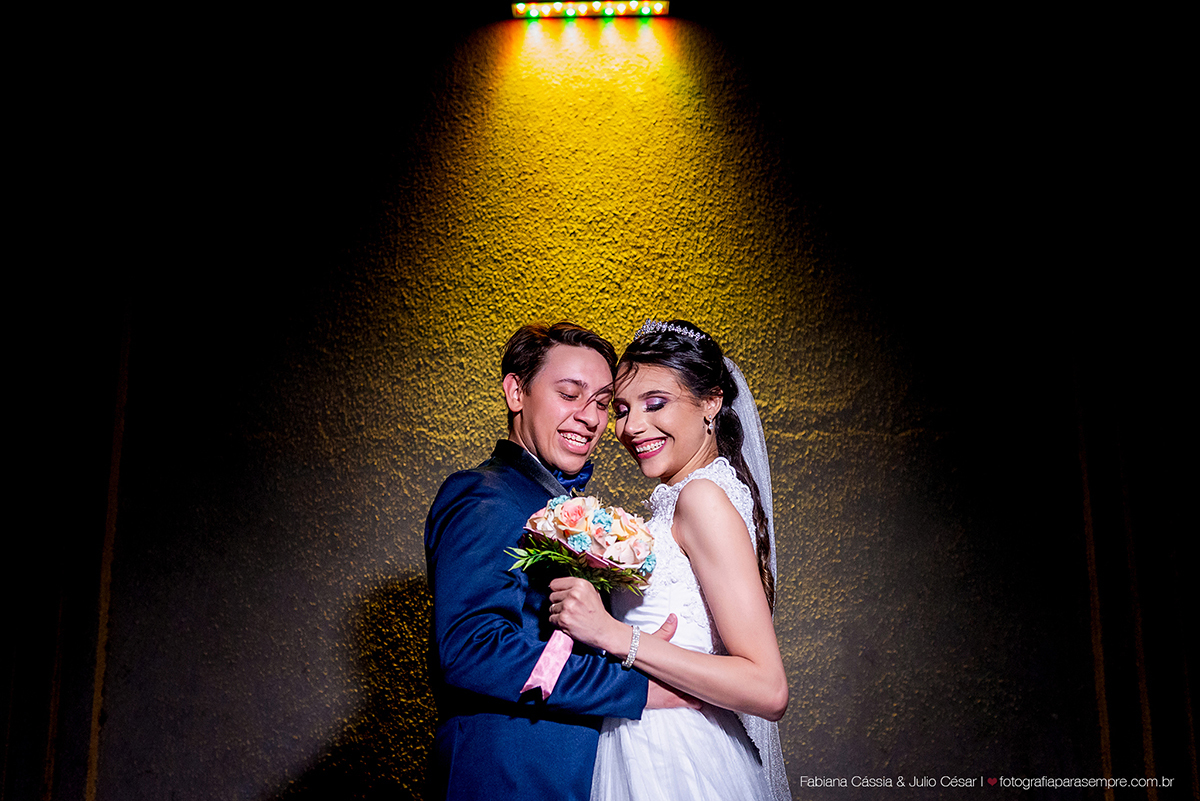 brinco da noiva,  madrinha de rosa claro, vestido madrinha rosé, vestido madrinha rosa claro, casamento na igreja, essencial studio, Dia da Noiva na Larissa, igreja adorai, casamento na igreja adorai, comunidade evangelica adorai, buque artificial, noivo 