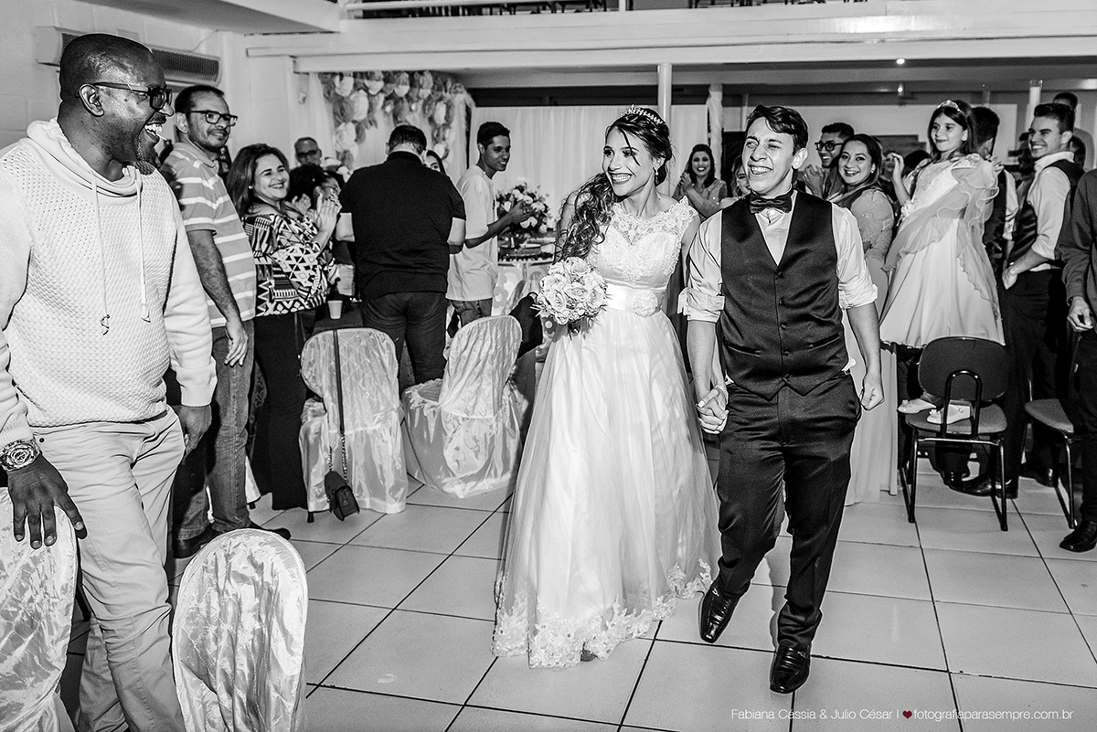 brinco da noiva,  madrinha de rosa claro, vestido madrinha rosé, vestido madrinha rosa claro, casamento na igreja, essencial studio, Dia da Noiva na Larissa, igreja adorai, casamento na igreja adorai, comunidade evangelica adorai, buque artificial, noivo 