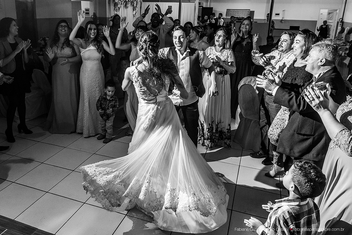 brinco da noiva,  madrinha de rosa claro, vestido madrinha rosé, vestido madrinha rosa claro, casamento na igreja, essencial studio, Dia da Noiva na Larissa, igreja adorai, casamento na igreja adorai, comunidade evangelica adorai, buque artificial, noivo 