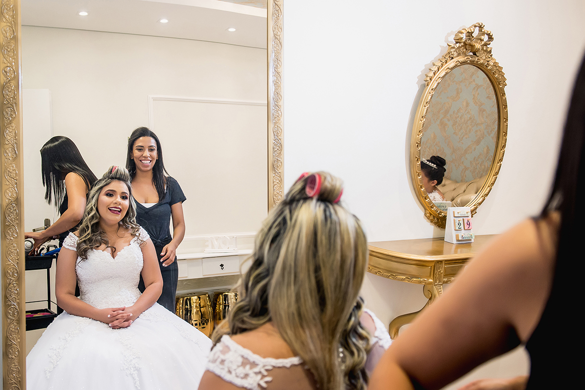 dia da noiva na mariana assis lounge, lounge mariana assis, vestido de noiva, noiva gordinha, casamento no abrescas, buque de rosas vermelhas, penteado princesa, dia no noivo na barber shape, madrinhas de vinho, cascata de samambaia