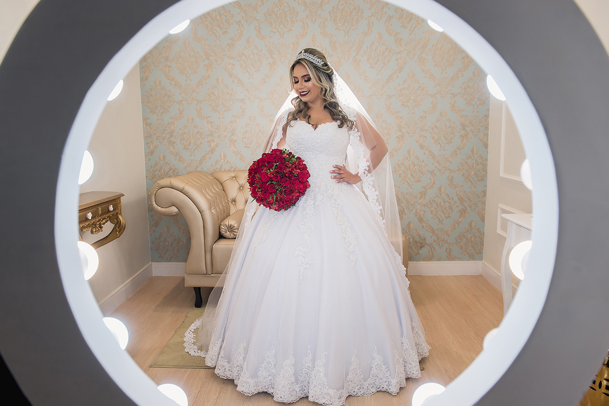 dia da noiva na mariana assis lounge, lounge mariana assis, vestido de noiva, noiva gordinha, casamento no abrescas, buque de rosas vermelhas, penteado princesa, dia no noivo na barber shape, madrinhas de vinho, cascata de samambaia