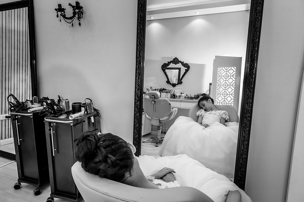 dia da noiva na mariana assis lounge, lounge mariana assis, vestido de noiva, noiva gordinha, casamento no abrescas, buque de rosas vermelhas, penteado princesa, dia no noivo na barber shape, madrinhas de vinho, cascata de samambaia