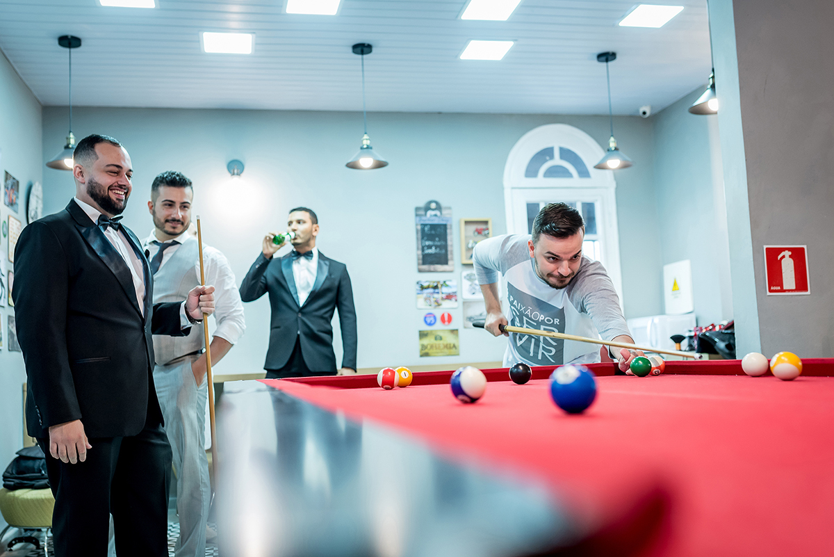 dia da noiva na mariana assis lounge, lounge mariana assis, vestido de noiva, noiva gordinha, casamento no abrescas, buque de rosas vermelhas, penteado princesa, dia no noivo na barber shape, madrinhas de vinho, cascata de samambaia