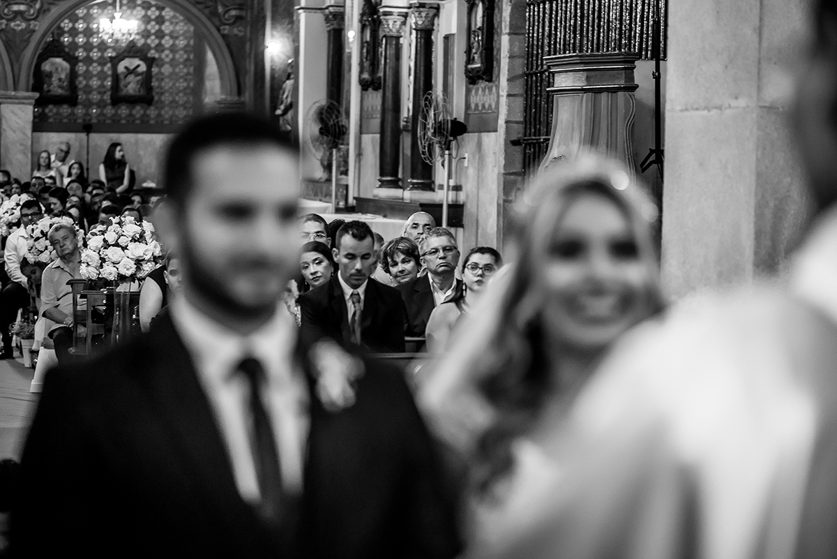 dia da noiva na mariana assis lounge, lounge mariana assis, vestido de noiva, noiva gordinha, casamento no abrescas, buque de rosas vermelhas, penteado princesa, dia no noivo na barber shape, madrinhas de vinho, cascata de samambaia