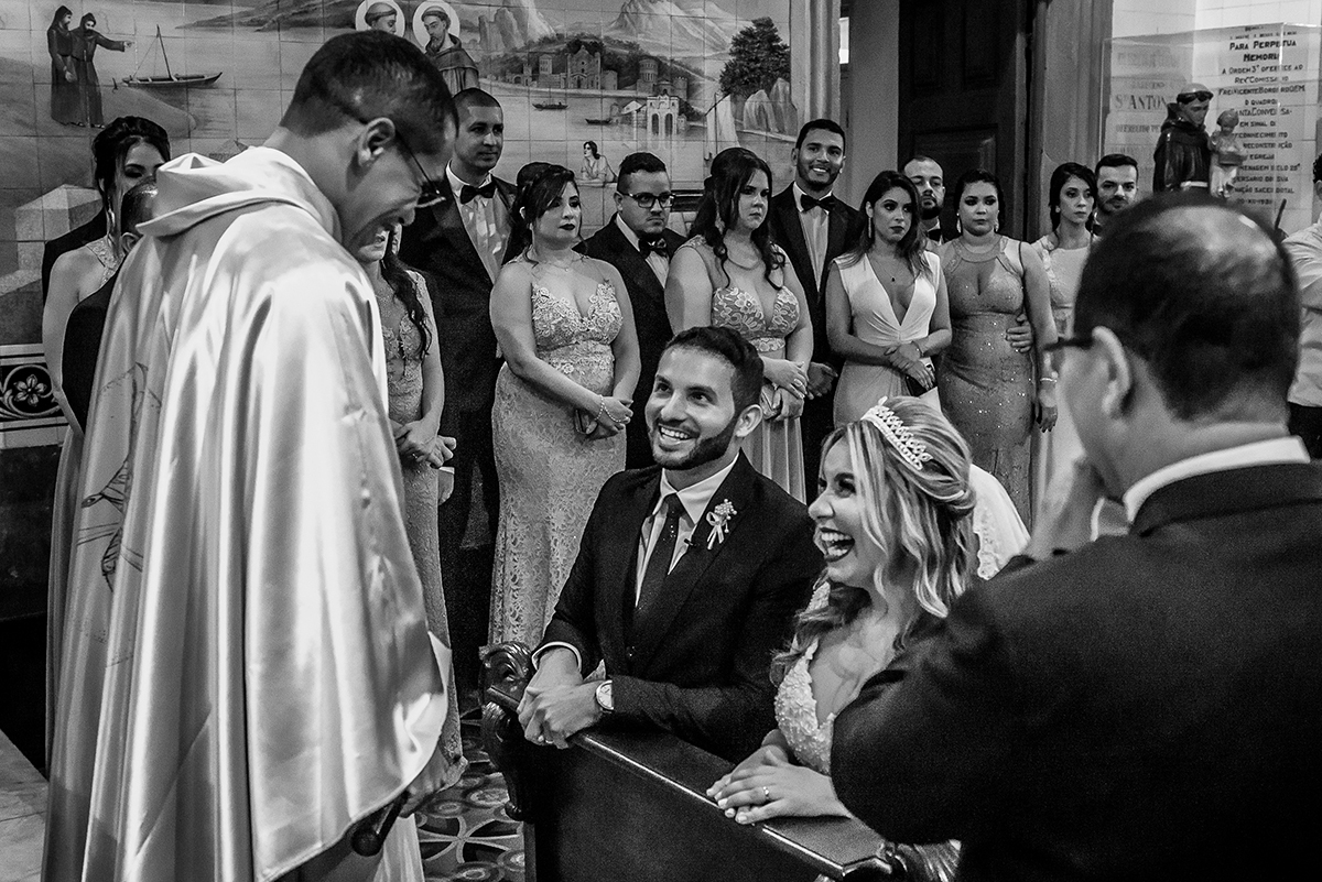 dia da noiva na mariana assis lounge, lounge mariana assis, vestido de noiva, noiva gordinha, casamento no abrescas, buque de rosas vermelhas, penteado princesa, dia no noivo na barber shape, madrinhas de vinho, cascata de samambaia