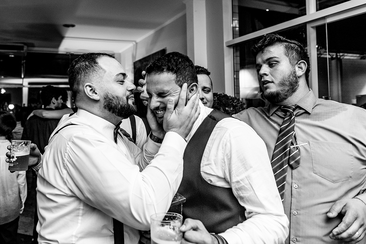 dia da noiva na mariana assis lounge, lounge mariana assis, vestido de noiva, noiva gordinha, casamento no abrescas, buque de rosas vermelhas, penteado princesa, dia no noivo na barber shape, madrinhas de vinho, cascata de samambaia