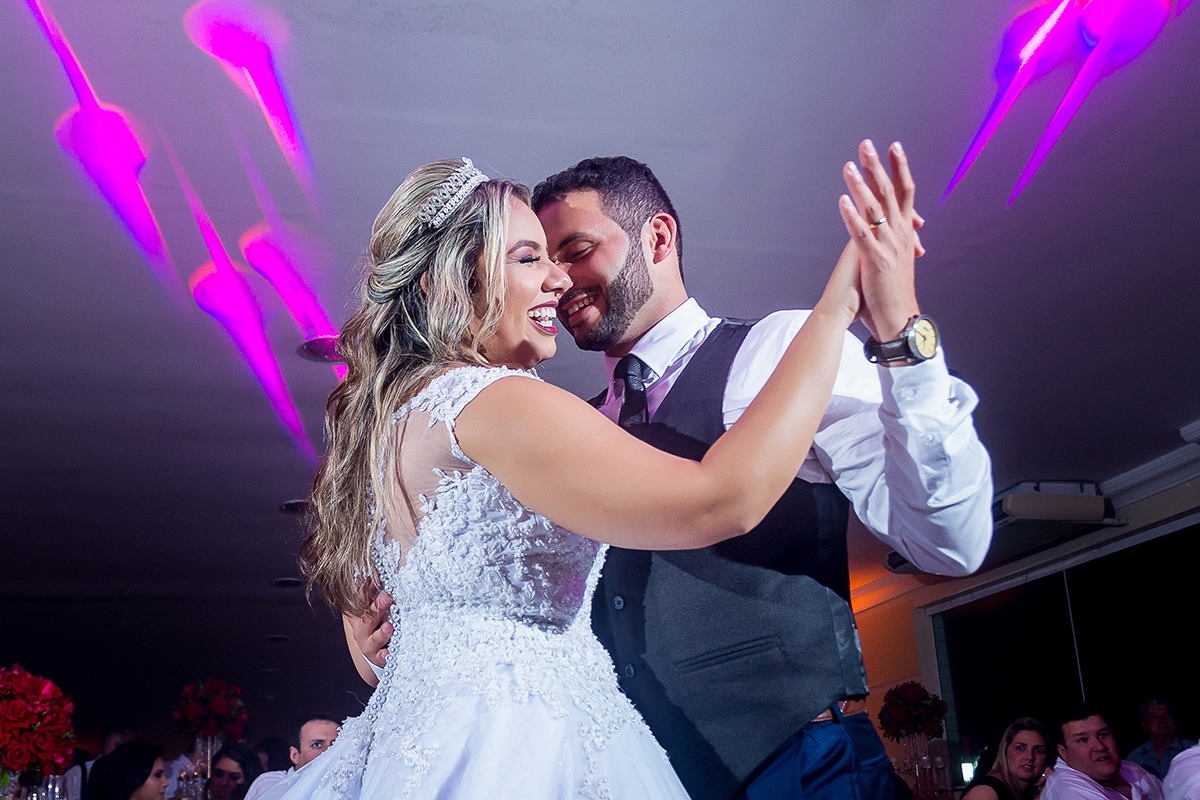 dia da noiva na mariana assis lounge, lounge mariana assis, vestido de noiva, noiva gordinha, casamento no abrescas, buque de rosas vermelhas, penteado princesa, dia no noivo na barber shape, madrinhas de vinho, cascata de samambaia