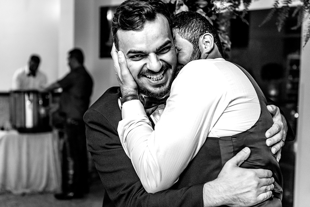 dia da noiva na mariana assis lounge, lounge mariana assis, vestido de noiva, noiva gordinha, casamento no abrescas, buque de rosas vermelhas, penteado princesa, dia no noivo na barber shape, madrinhas de vinho, cascata de samambaia