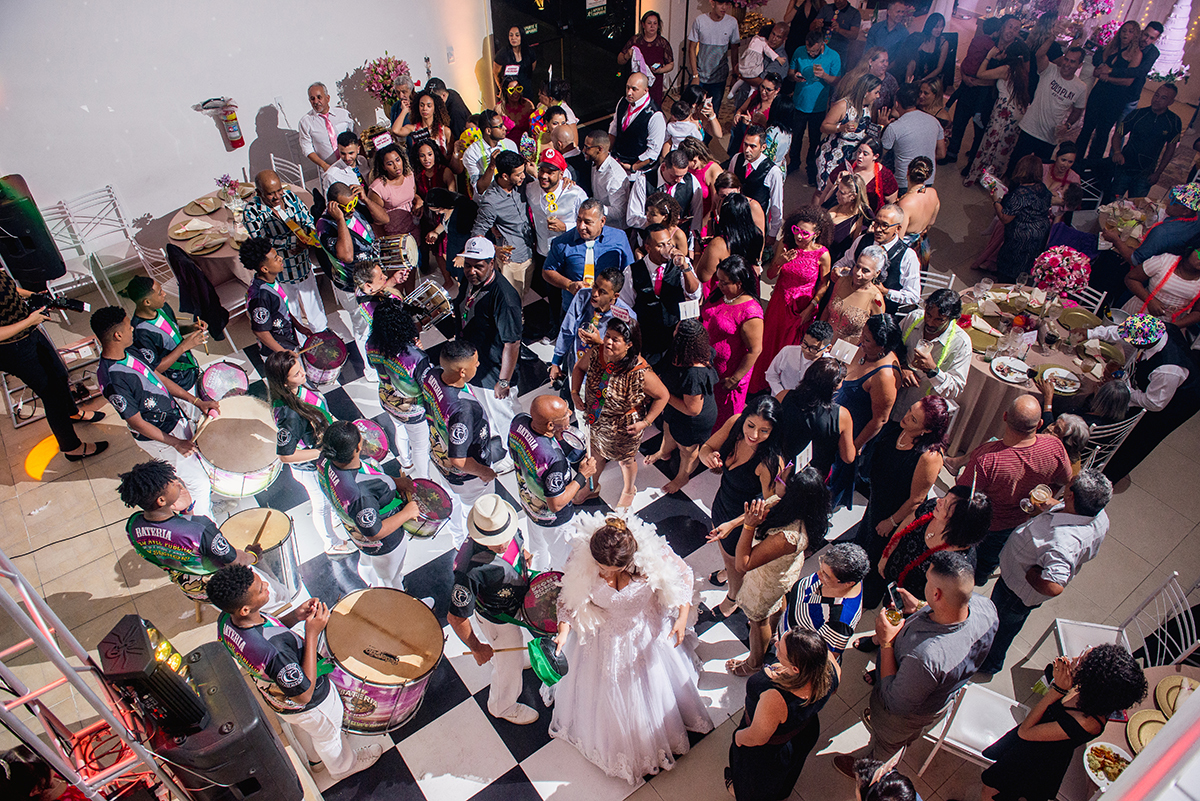 dia da noivo em apartamento, dia da noiva no hotel, noivas de são vicente, noiva de allstar, brinco da noiva, casamento na capela, casamento na capelinha, escola de samba no casamento, salão celebrar, dj beto freire