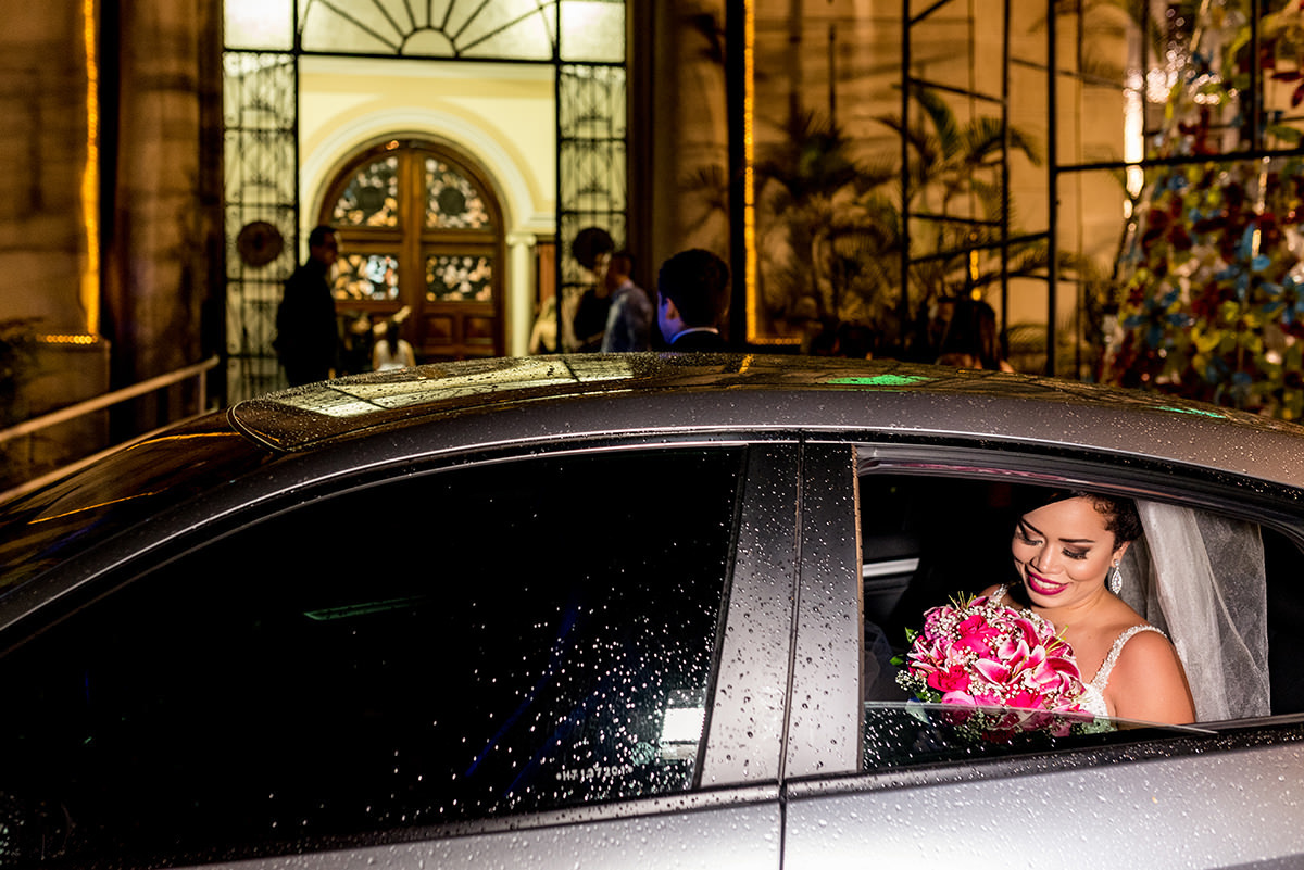 
dia da noiva Andre, dia da noiva Duda Rodrigues, casamento no coração de maria, igreja coração de maria, centro portugues, buque rosa, madrinha de vinho, madrinhas de azul, fotos de casamento na bolsa do café.