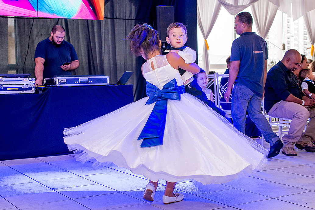 dia da noiva esfinges, buffet dilma, fotografia de casamento em são vicente, madrinhas de azul, baloes de gas helio, balada de casamento, sapaitinho da noiva, vaca no sapatinho da noiva, valsa dos noivos, crianças no casamento.