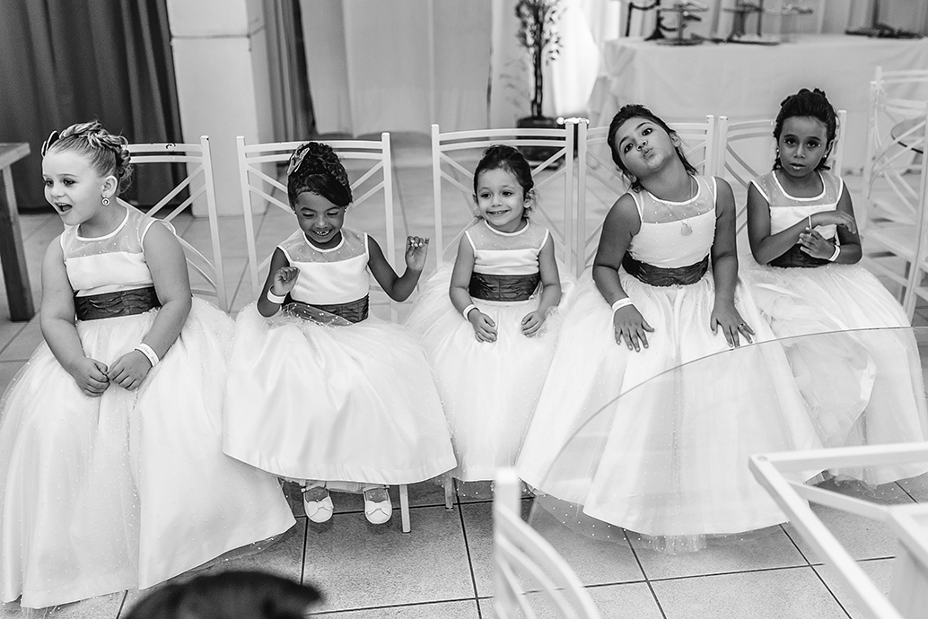 dia da noiva esfinges, buffet dilma, fotografia de casamento em são vicente, madrinhas de azul, baloes de gas helio, balada de casamento, sapaitinho da noiva, vaca no sapatinho da noiva, valsa dos noivos, crianças no casamento.