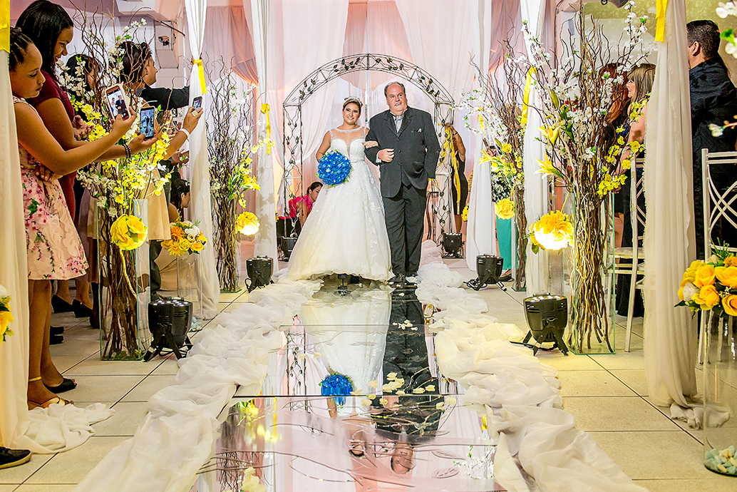 dia da noiva esfinges, buffet dilma, fotografia de casamento em são vicente, madrinhas de azul, baloes de gas helio, balada de casamento, sapaitinho da noiva, vaca no sapatinho da noiva, valsa dos noivos, crianças no casamento.