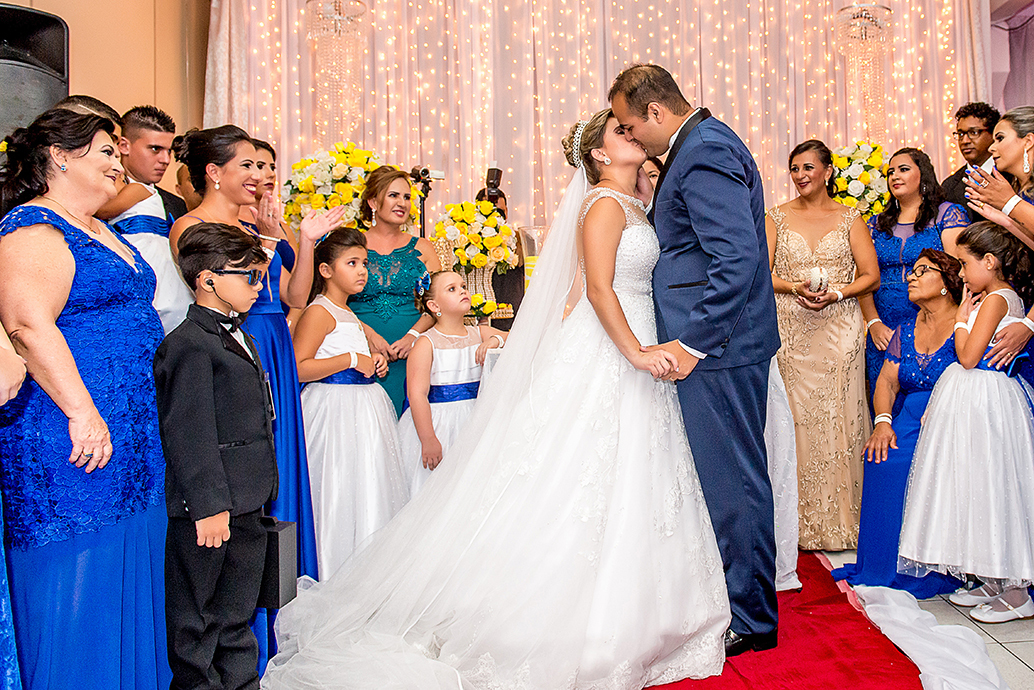 dia da noiva esfinges, buffet dilma, fotografia de casamento em são vicente, madrinhas de azul, baloes de gas helio, balada de casamento, sapaitinho da noiva, vaca no sapatinho da noiva, valsa dos noivos, crianças no casamento.