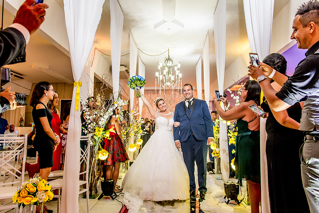 dia da noiva esfinges, buffet dilma, fotografia de casamento em são vicente, madrinhas de azul, baloes de gas helio, balada de casamento, sapaitinho da noiva, vaca no sapatinho da noiva, valsa dos noivos, crianças no casamento.