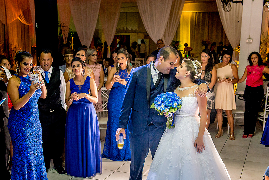 dia da noiva esfinges, buffet dilma, fotografia de casamento em são vicente, madrinhas de azul, baloes de gas helio, balada de casamento, sapaitinho da noiva, vaca no sapatinho da noiva, valsa dos noivos, crianças no casamento.