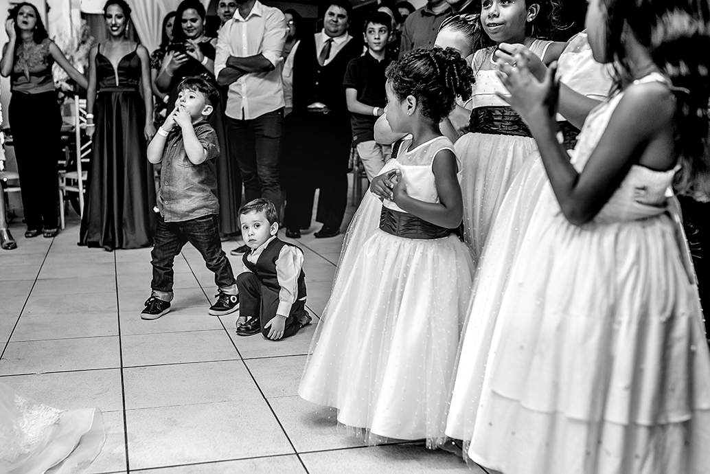 dia da noiva esfinges, buffet dilma, fotografia de casamento em são vicente, madrinhas de azul, baloes de gas helio, balada de casamento, sapaitinho da noiva, vaca no sapatinho da noiva, valsa dos noivos, crianças no casamento.