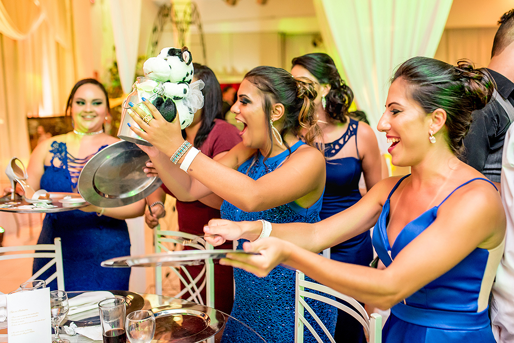 dia da noiva esfinges, buffet dilma, fotografia de casamento em são vicente, madrinhas de azul, baloes de gas helio, balada de casamento, sapaitinho da noiva, vaca no sapatinho da noiva, valsa dos noivos, crianças no casamento.