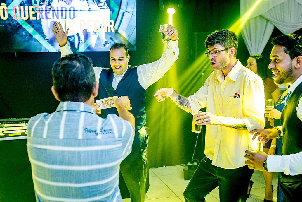 dia da noiva esfinges, buffet dilma, fotografia de casamento em são vicente, madrinhas de azul, baloes de gas helio, balada de casamento, sapaitinho da noiva, vaca no sapatinho da noiva, valsa dos noivos, crianças no casamento.