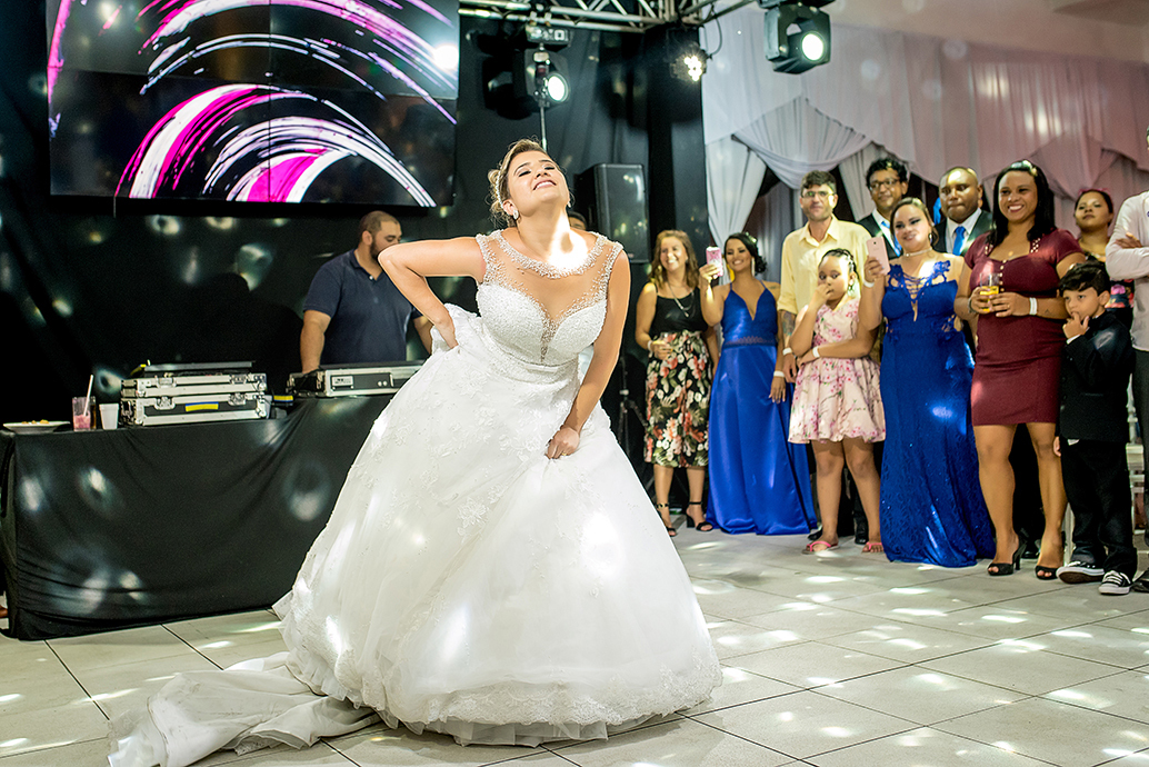 dia da noiva esfinges, buffet dilma, fotografia de casamento em são vicente, madrinhas de azul, baloes de gas helio, balada de casamento, sapaitinho da noiva, vaca no sapatinho da noiva, valsa dos noivos, crianças no casamento.