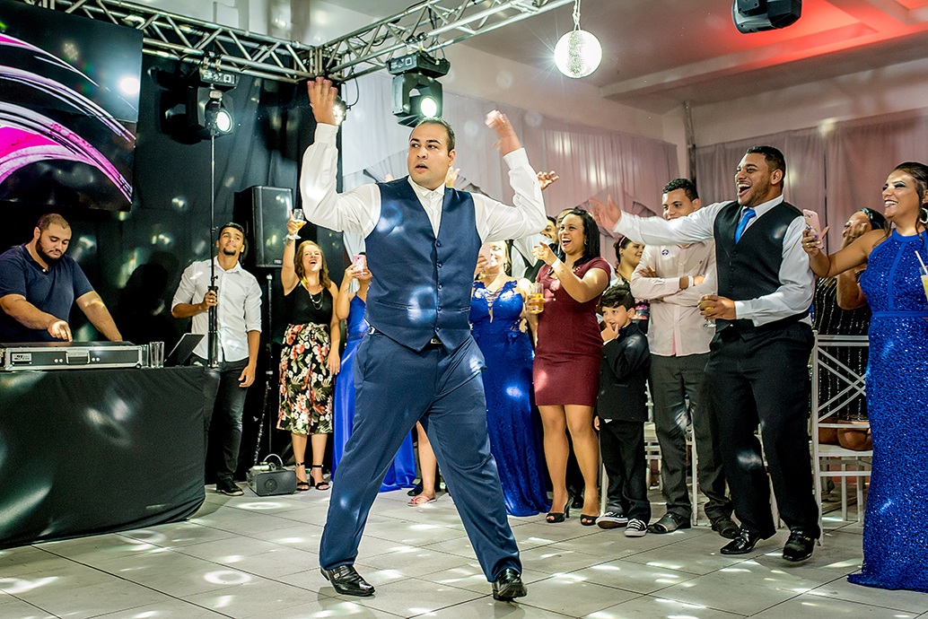 dia da noiva esfinges, buffet dilma, fotografia de casamento em são vicente, madrinhas de azul, baloes de gas helio, balada de casamento, sapaitinho da noiva, vaca no sapatinho da noiva, valsa dos noivos, crianças no casamento.