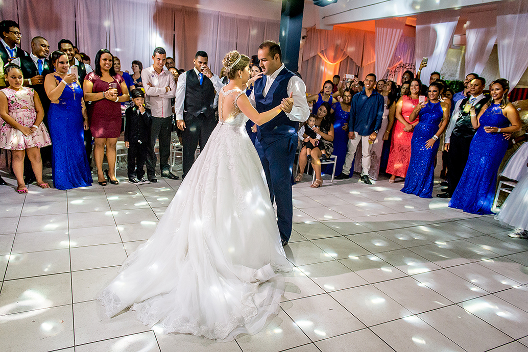 dia da noiva esfinges, buffet dilma, fotografia de casamento em são vicente, madrinhas de azul, baloes de gas helio, balada de casamento, sapaitinho da noiva, vaca no sapatinho da noiva, valsa dos noivos, crianças no casamento.