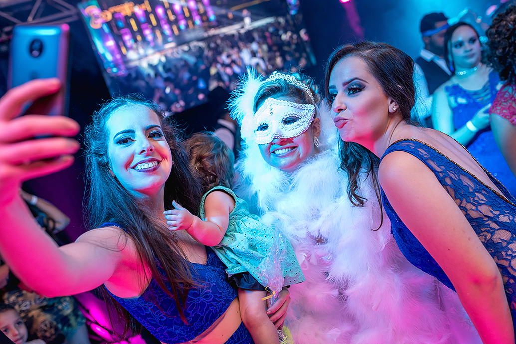 dia da noiva esfinges, buffet dilma, fotografia de casamento em são vicente, madrinhas de azul, baloes de gas helio, balada de casamento, sapaitinho da noiva, vaca no sapatinho da noiva, valsa dos noivos, crianças no casamento.